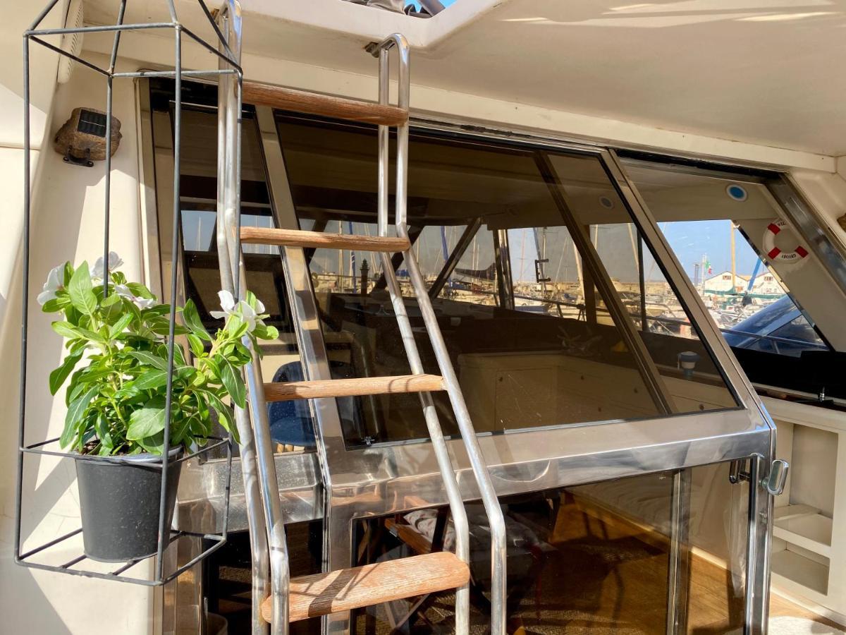 Botel Panaby Houseboat
