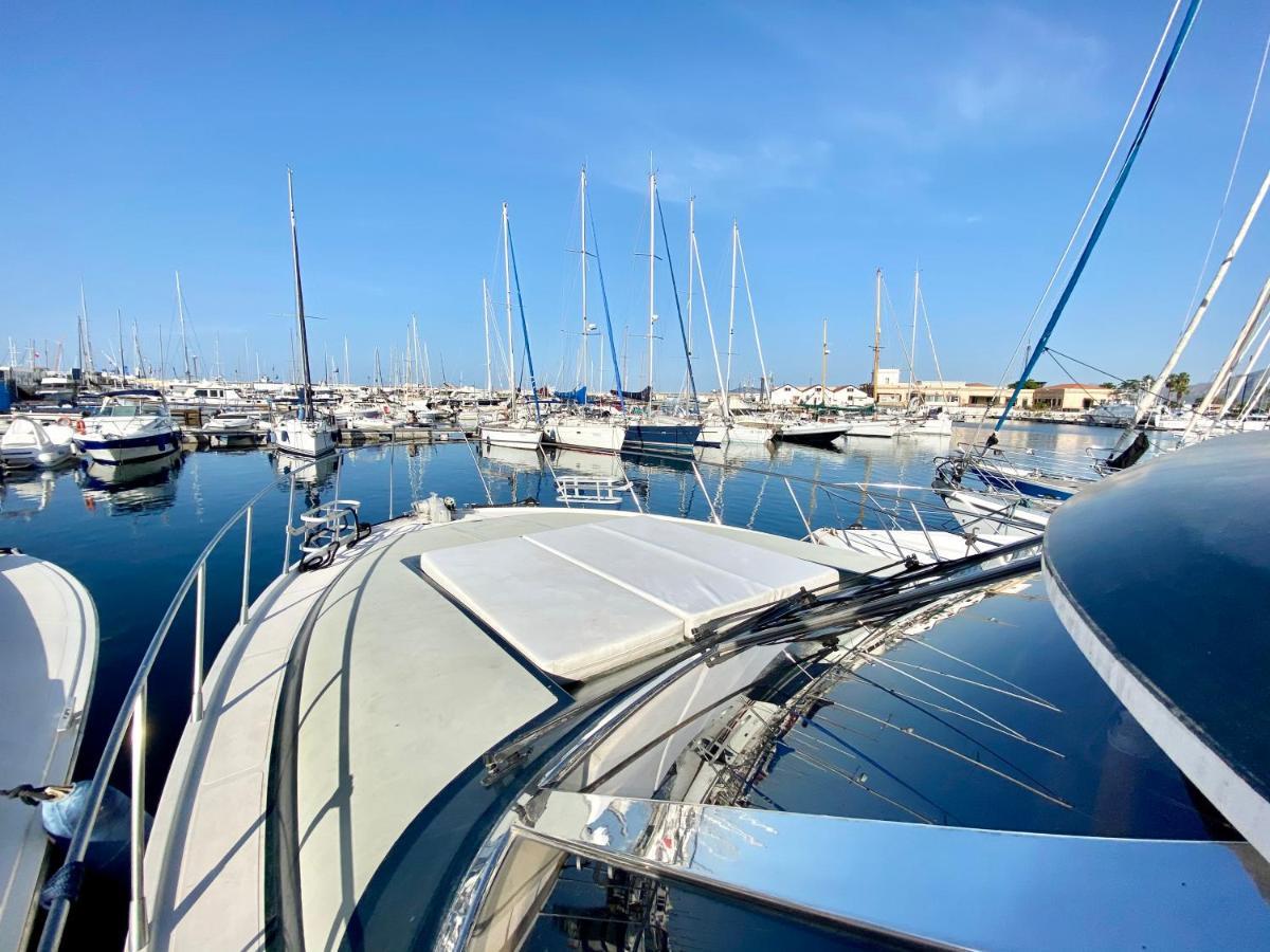 Panaby Houseboat Hotel en barco
