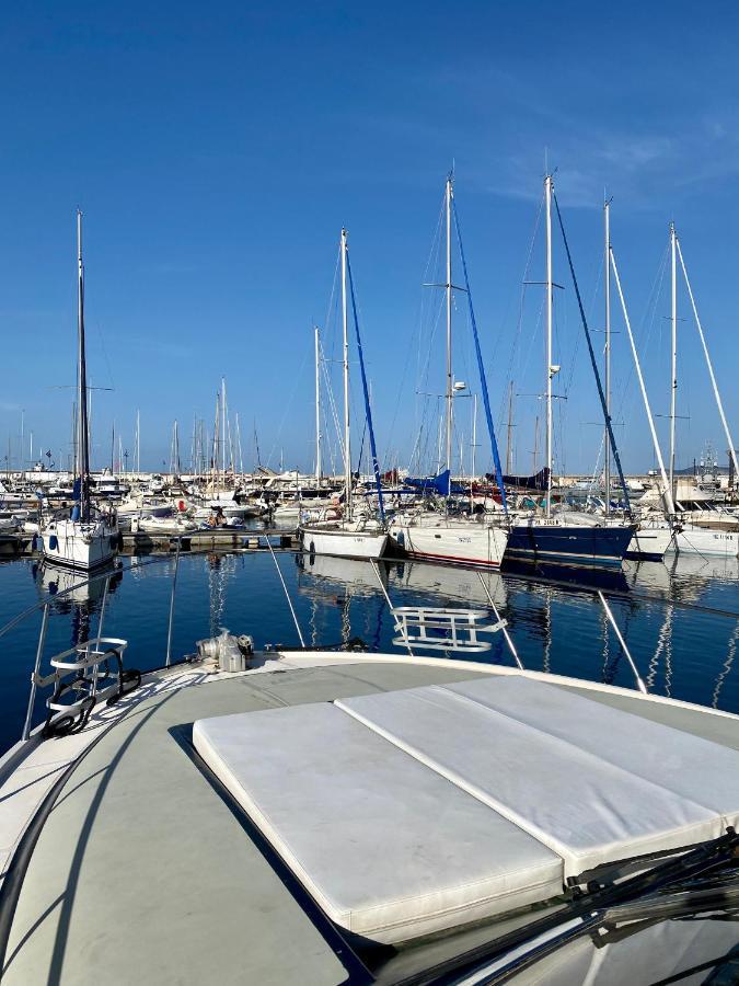 Panaby Houseboat Hotel en barco