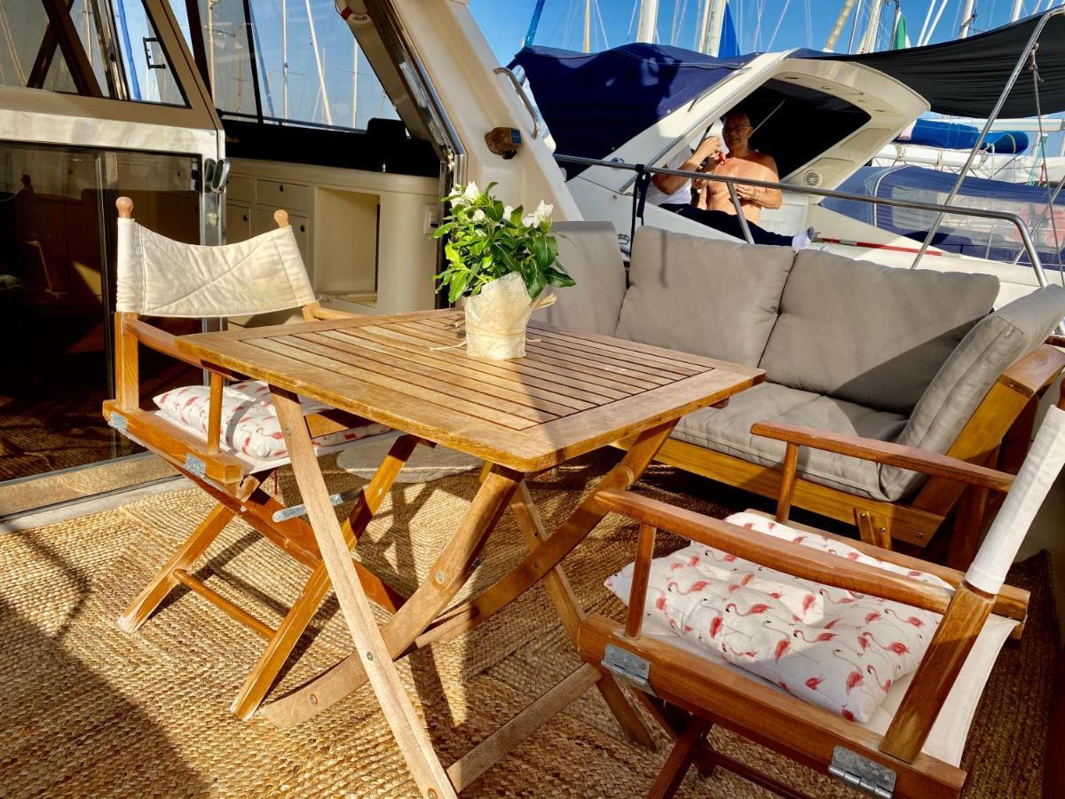 Hotel en barco Panaby Houseboat